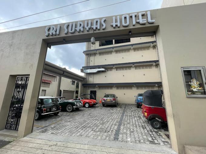 Sri Suryas Hotel Коломбо Экстерьер фото